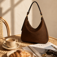 Produsen Tas OEM Kulit Asli Berbulu di Bagian Bawah Tas Wanita Cokelat Lembut Model Hobo Aksen Emas Pemasok Mode Butik