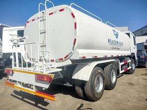 Camion benne d'occasion Howo 371HP 6x4 avec arroseur, réservoir d'eau 25m³, 10 pneus, modèle 375 NX371, pas cher - Product Image 5