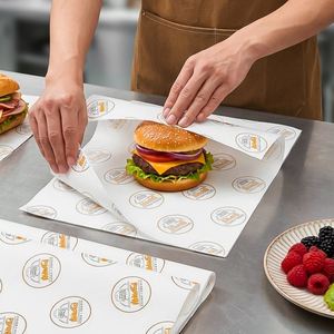 Papier d'emballage alimentaire vierge personnalisé avec logo, résistant à la graisse et à l'eau, enduit de PE, écologique, recyclable, emballage en papier jetable - Product Image 1