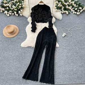 طقم نسائي من قطعتين: بلوزة دانتيل ثلاثية الأبعاد بنقشة زهور مع بنطلون واسع الساق بخصر عالٍ، بأكمام قصيرة وطويلة وياقة سادة - Product Image 4