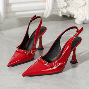 Escarpins slingback Xuanhui à talon sculpté de 9 cm en PU verni rouge, avec boucle à maillons métalliques et bout pointu, pour femme – Nouvelle collection très tendance - Product Image 1