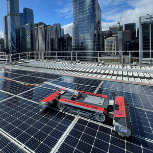 Robot de nettoyage de panneaux solaires de bonne qualité, machine de nettoyage à sec et à l'eau pour panneaux solaires - Product Image 1