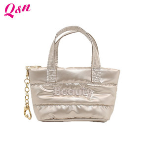 กระเป๋าใส่เหรียญแบบพับได้ Q&N ขนาดเล็ก ทรงพัฟเฟอร์ พร้อมซิป  แบบมีห่วงคล้องกุญแจ  เป็นมิตรกับสิ่งแวดล้อม  มีหูหิ้วนุ่ม  ใช้เป็นกระเป๋าเครื่องสำอางสำหรับผู้หญิง - Product Image 3