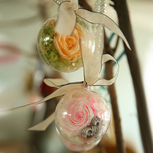 Coffret Cadeau Fête des Mères et Anniversaire : Porte-clés Globe à Neige en Acrylique avec Rose Éternelle Préservée – Accessoire Floral Longue Durée - Product Image 1