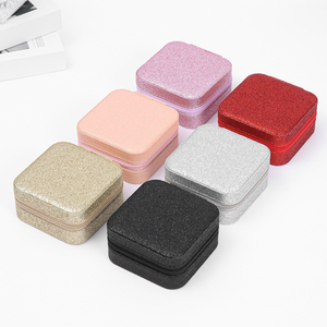 Scatole portagioie quadrate mini personalizzate per anelli, bracciali, collane, orecchini e accessori di alta gamma. - Product Image 4