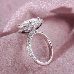 Anello di Lusso con Zirconi Quadrati, Gioiello Elegante per Matrimonio e Fidanzamento, Stile Moderno per Uso Quotidiano, Regalo per Donne - Product Image 1