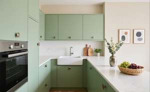 Armoires de cuisine modernes SANTOPOVA de couleur verte avec portes à persiennes et plan de travail en quartz - Product Image 3