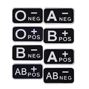 Badge di gruppo sanguigno 3D in PVC in gomma A + B + AB + O + casco con gancio