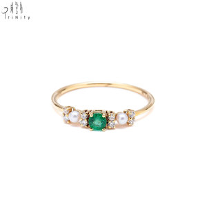 Anillo de Oro Sólido de 18K con Esmeralda Natural y Diamantes, con Perla de Agua Dulce, para Uso Diario, Venta al Por Mayor de Joyería Fina - Product Image 2