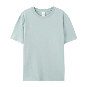 Camiseta de ajuste cómodo diseñada para colocar capas debajo de la ropa de abrigo o para usar sola durante los días cálidos con un aspecto básico y limpio - Product Image 2