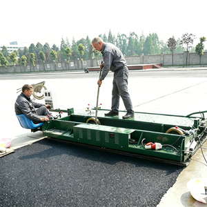 Pista de goma Pavimentadora <span class=keywords><strong>Asfalto</strong></span> Camión Montado Betún Pulverizador Carretera Goma Pavimentadora Máquina - Product Image 4