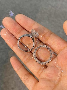 Bague de fiançailles en moissanite taille ovale la plus vendue, perle d'eau douce, plaqué or, sertie à griffes, 2 carats, style tendance et étincelant pour femme - Product Image 4