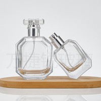 Flacons de parfum en verre transparent de luxe en forme d'hexagone avec pulvérisateur à pompe, impression sérigraphiée et couvercle en acrylique