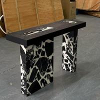 Table console sur piétement en marbre noir design, surface en bois massif, table d'entrée de luxe pour hôtel et projets résidentiels