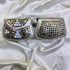 Pochette de soirée demi-lune perlée de créateur Bollywood avec chaîne, design métallique scintillant pour occasions festives - Product Image 1
