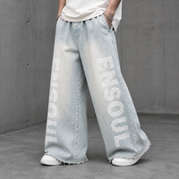 Jean ample en denim délavé pour homme avec ourlet effiloché et imprimé lettres, style streetwear décontracté, personnalisable OEM ODM