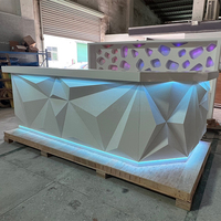 Comptoir de bar d'hôtel en forme de losange, design moderne en L, surface solide blanche, mobilier d'extérieur pour café