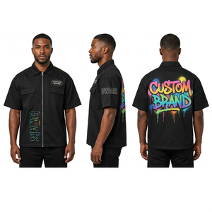 Camisa negra de manga corta con cuello y cremallera para hombre, con estampado de letras, bolsillo con grafiti, corte regular, estilo urbano. - Product Image 1