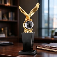 Trophée globe en cristal personnalisé Aigle doré, Aigle en résine sur boule de verre, base en cristal noir, trophée de récompense pour la leadership