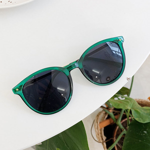 Lunettes de soleil rondes Qianai tendance, protection UV400, verres de type 3 AC, lunettes de conduite pour hommes avec rivets à points, monture verte - Product Image 4