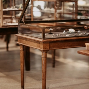 <span class=keywords><strong>Vitrine</strong></span> <span class=keywords><strong>en</strong></span> <span class=keywords><strong>verre</strong></span> Art Déco pour <span class=keywords><strong>vitrine</strong></span> de bijoux créative <span class=keywords><strong>et</strong></span> unique au détail haut de gamme - Product Image 1