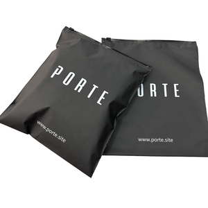 Thân Thiện Với Môi Có Thể Tái Chế Biểu Tượng Tùy Chỉnh Frosted Đen PE Nhựa Zip Khóa Túi Bù Đắp In Ấn Matte Dây Kéo Cho Quần Áo Đóng Gói - Product Image 1