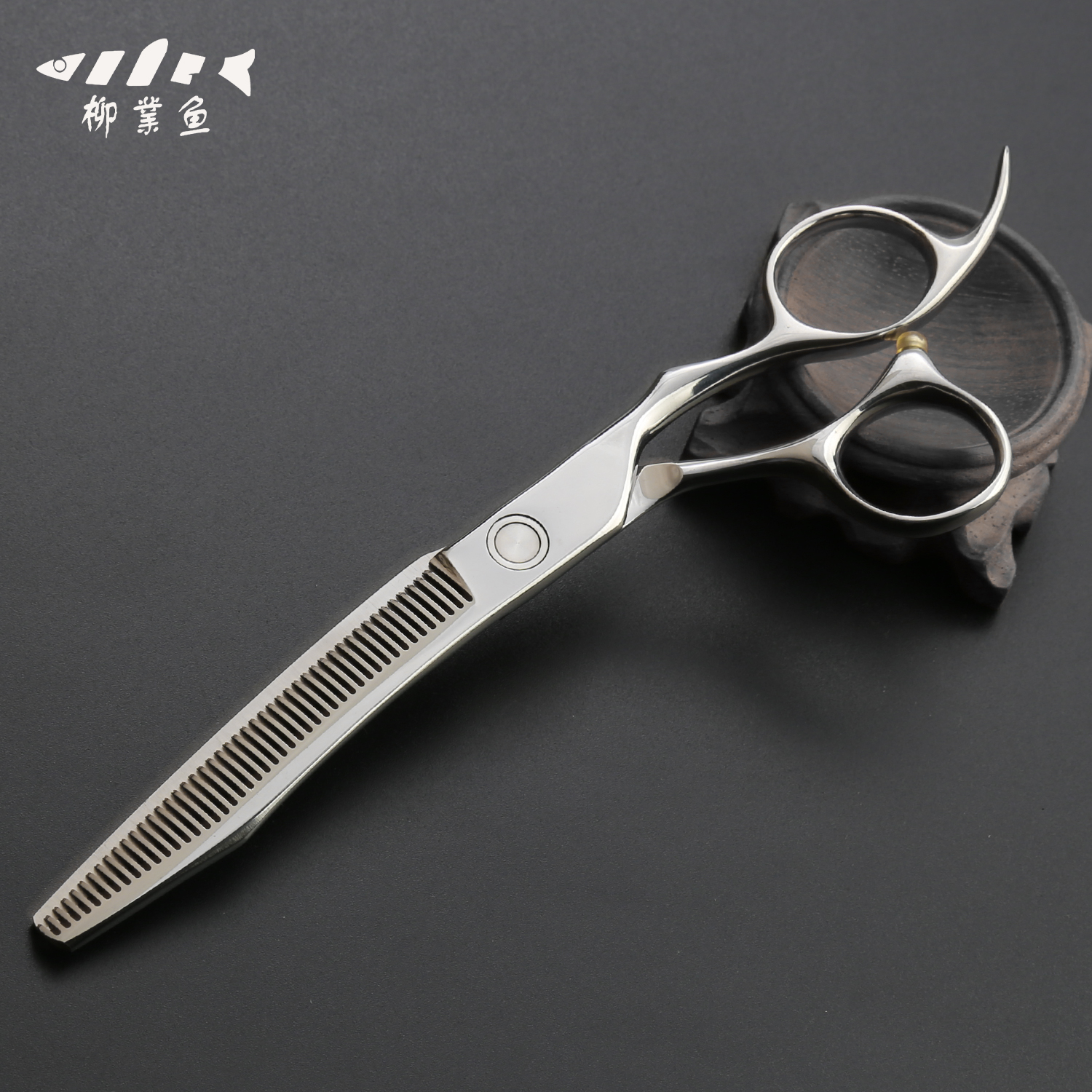 กรรไกรผอมบางรูปตัววี