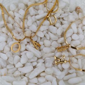 Nuevo Collar con Colgante de Letra Inicial, Chapado en Oro, de Acero Inoxidable de Alto Brillo, Resistente al Deslustre, Impermeable, Venta al Por Mayor - Product Image 1