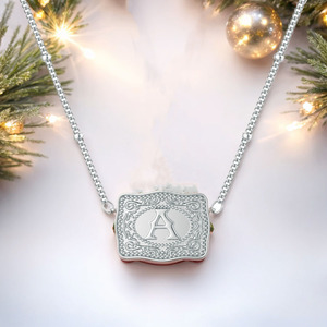 Collana con Ciondolo a <span class=keywords><strong>Lettera</strong></span> Iniziale Placcato Argento Stile Fibbia per Cintura Goffrata - Collana Ultra Mini in Acciaio Inossidabile con Fibbia per Cintura - Product Image 3