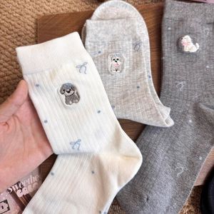 ถุงเท้ายาวครึ่งน่องสำหรับผู้หญิงพร้อมลายปักสุนัขอนิเมะและโบว์ ให้ความอบอุ่น ใยโพลีเอสเตอร์ต้านเชื้อแบคทีเรีย ใส่ได้ในฤดูใบไม้ร่วงและฤดูหนาว - Product Image 2