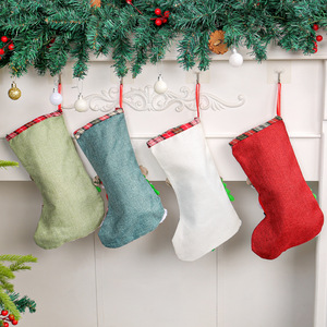 Décorations de Noël 2026 : Chaussettes décoratives saisonnières, sacs cadeaux, pochettes à bonbons, chaussettes suspendues pour cheminée à motif écossais - Product Image 5