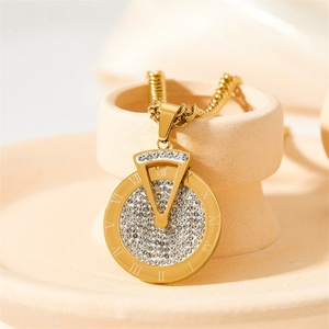 Collar con Colgante Redondo de Acero Inoxidable Chapado en Oro con Números Romanos y Zirconia, Diseño de Reloj Giratorio Triangular Estilo HipHop - Product Image 5