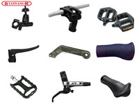 Machine de moulage par injection verticale à table coulissante simple pour la production de pièces en plastique d'accessoires de moto