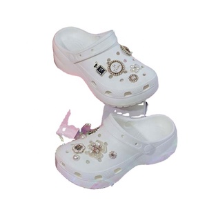 Sabots décorés de fleurs en perles blanches pour femmes, sandales d'été à enfiler avec semelle EVA rembourrée, semelle épaisse antidérapante, tendance - Product Image 1
