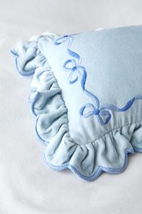 Ornement de Noël personnalisé en velours à volants, motif lettre brodée, nœuds modernes et dentelle carrée - Product Image 3