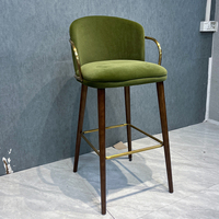 Chaises de bar en velours vert avec pieds en bois, tabourets de bar à hauteur de comptoir avec accoudoirs en acier inoxydable