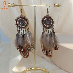 Boucles d'oreilles fantaisie rétro bohèmes à plumes et pompons, boucles d'oreilles attrape-rêves en filigrane pour festival de musique - Product Image 1