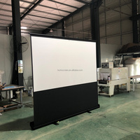 Layar proyeksi bioskop rumah HD portabel, layar proyektor tarik berdiri lantai Matte putih dapat dilipat