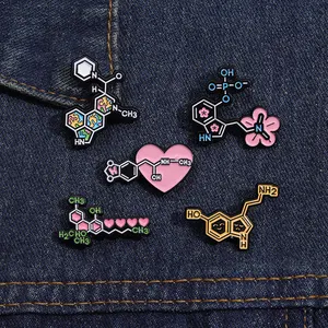 Biologische Moleculen Structuur Emaille Pinnen Cartoon Chemisch Element Symbool Broches Rugzak Kleding Revers Badges Creatieve Pin