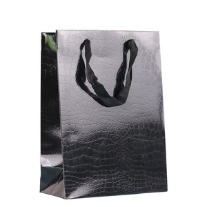 <span class=keywords><strong>Sac</strong></span> en <span class=keywords><strong>papier</strong></span> de luxe noir avec effet de texture gaufrée et débossée, pelliculage <span class=keywords><strong>brillant</strong></span>, impression à chaud ou sérigraphie du logo - Product Image 2