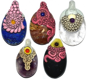 Pendentifs tibétains en agate mélangée |   Décorations Feng Shui multicolores sculptées pour la maison, produits de guérison - Product Image 1