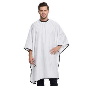 Cape de coiffure professionnelle personnalisée avec logo, boutonnée, imperméable en polyester blanc pour salon de coiffure et barbier - Product Image 1