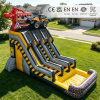 Toboggan aquatique gonflable géant à trois pistes avec design de grue à tour 3D et d'excavatrice pour la location d'équipements de fête commerciaux