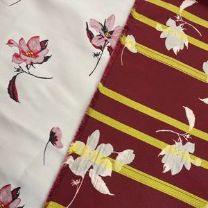 Elégant <span class=keywords><strong>tissu</strong></span> <span class=keywords><strong>brocart</strong></span> jacquard en polyester de haute qualité <span class=keywords><strong>rose</strong></span> à petites fleurs pour robe formelle pour femme - Product Image 3