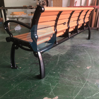 Banc de patio moderne en HDPE pour l'extérieur avec structure en aluminium moulé, durable et résistant à l'eau, idéal pour les parcs urbains et les hôtels