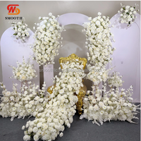 Arrangement floral artificiel de roses blanches et de gypsophile pour la décoration de scène d'événements de mariage, fait à la main