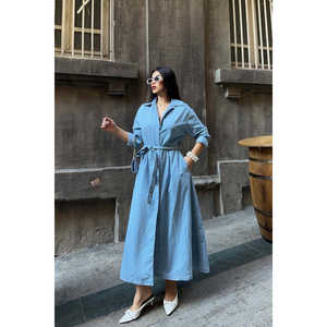 Vestido camisero midi de mezclilla con cuello vuelto, estilo cruzado y lazo, en tono oscuro liso, transpirable, para mujer. - Product Image 6