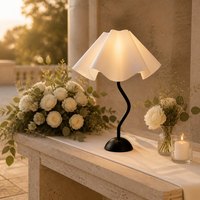 Lampe de table artistique rechargeable pour événements avec abat-jour blanc drapé, support métallique incurvé et interrupteur tactile pour fêtes et traiteurs