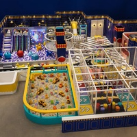 Prix d'usine Équipement de jeu intérieur de luxe à thème avec fosse à sable et gravier, toboggan lumineux, structure de jeu et écran interactif en grille
