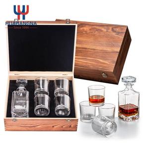 Ensemble de carafe à whisky en cristal sans plomb gravé avec logo personnalisé, avec 4 verres dans un coffret en bois de qualité supérieure, pour la fête des pères, cadeau pour les demoiselles d'honneur - Product Image 1